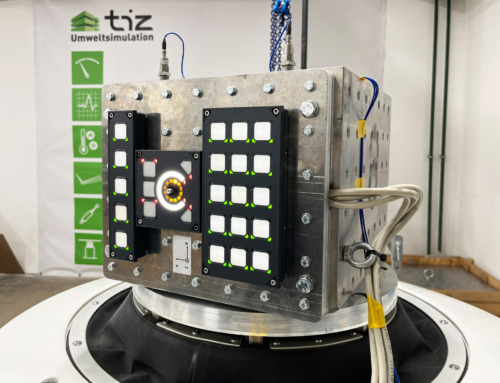 Flexible mounting for vibration testing with an adapter cube