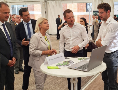 Visit by the Austrian Federal Minister of Defence at the TIZ booth